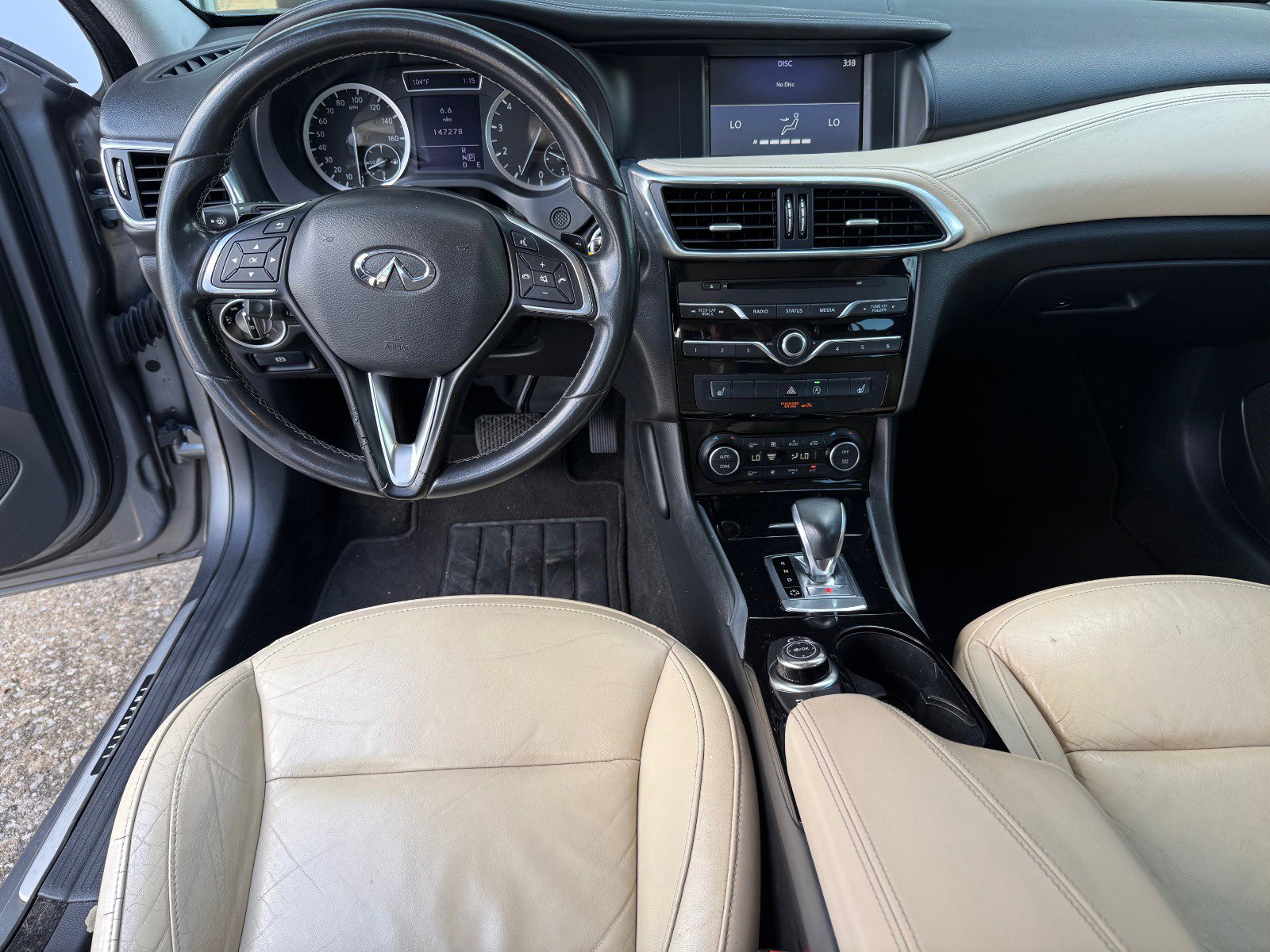 2017 Infiniti QX30 Premium photo 11