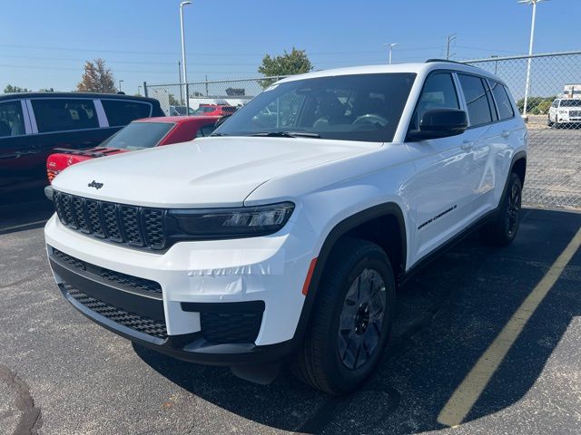 2025 Jeep Grand Cherokee Altitude photo 3