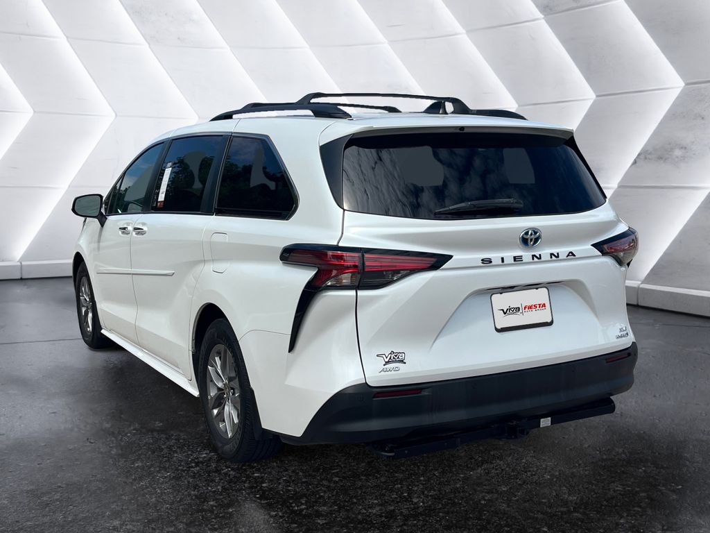2022 Toyota Sienna XLE photo 6
