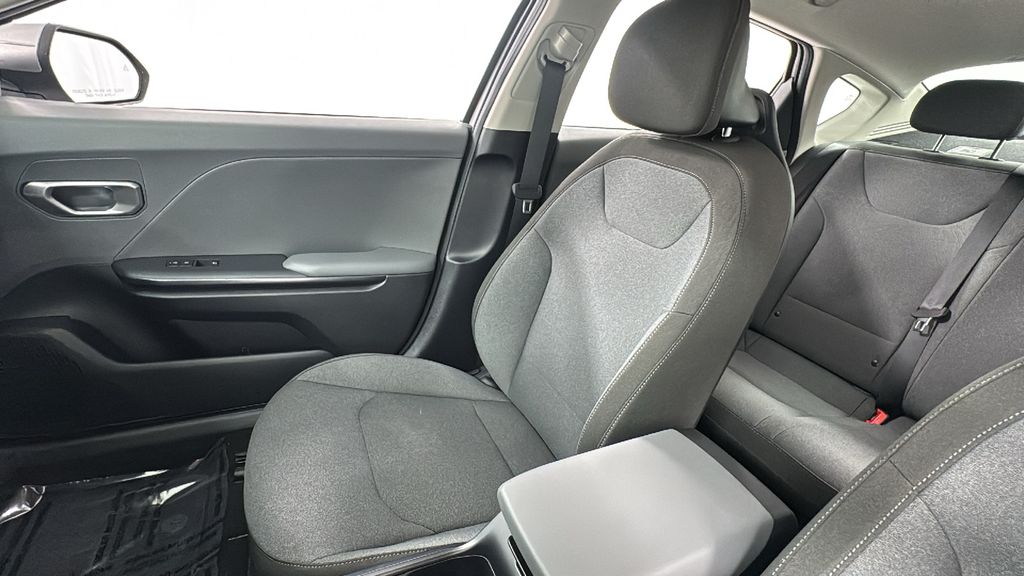 2025 Kia K4 LXS photo 13