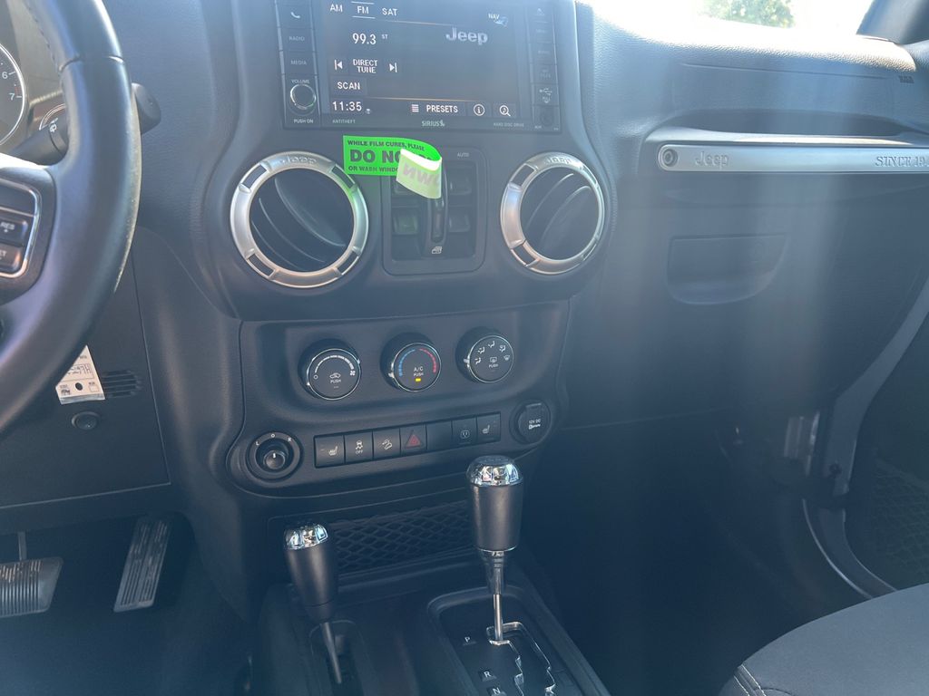 2017 Jeep Wrangler Unlimited Rubicon photo 14