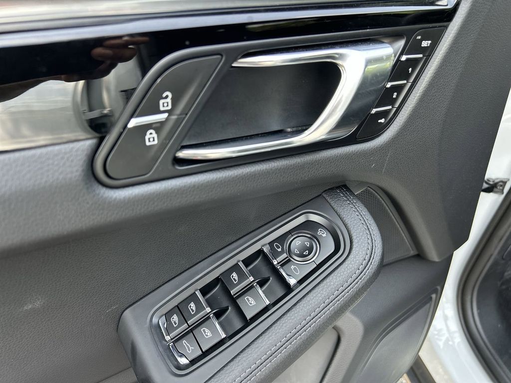 2025 Porsche Macan Base photo 17