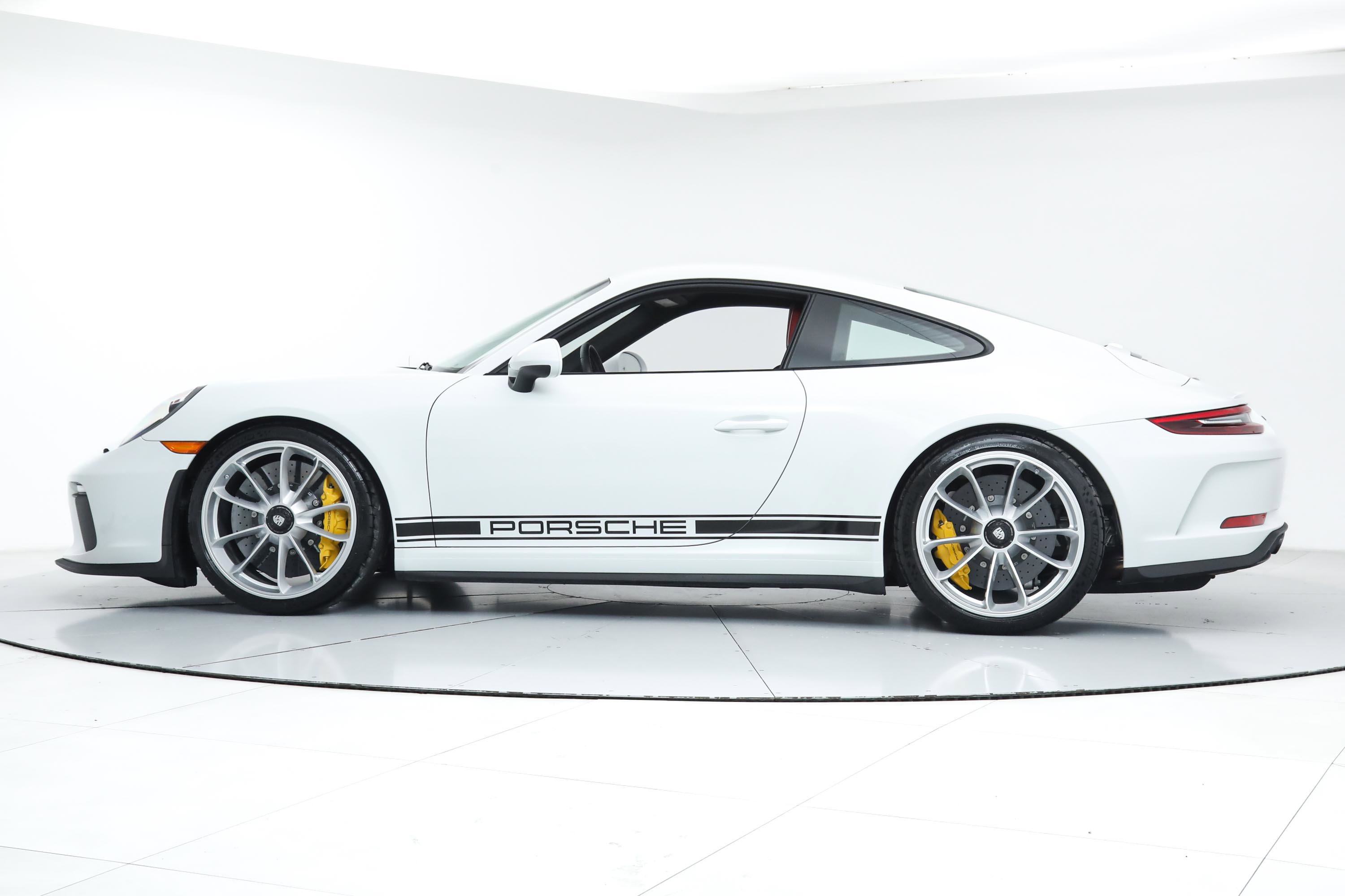2018 Porsche 911 GT3 Touring photo 2
