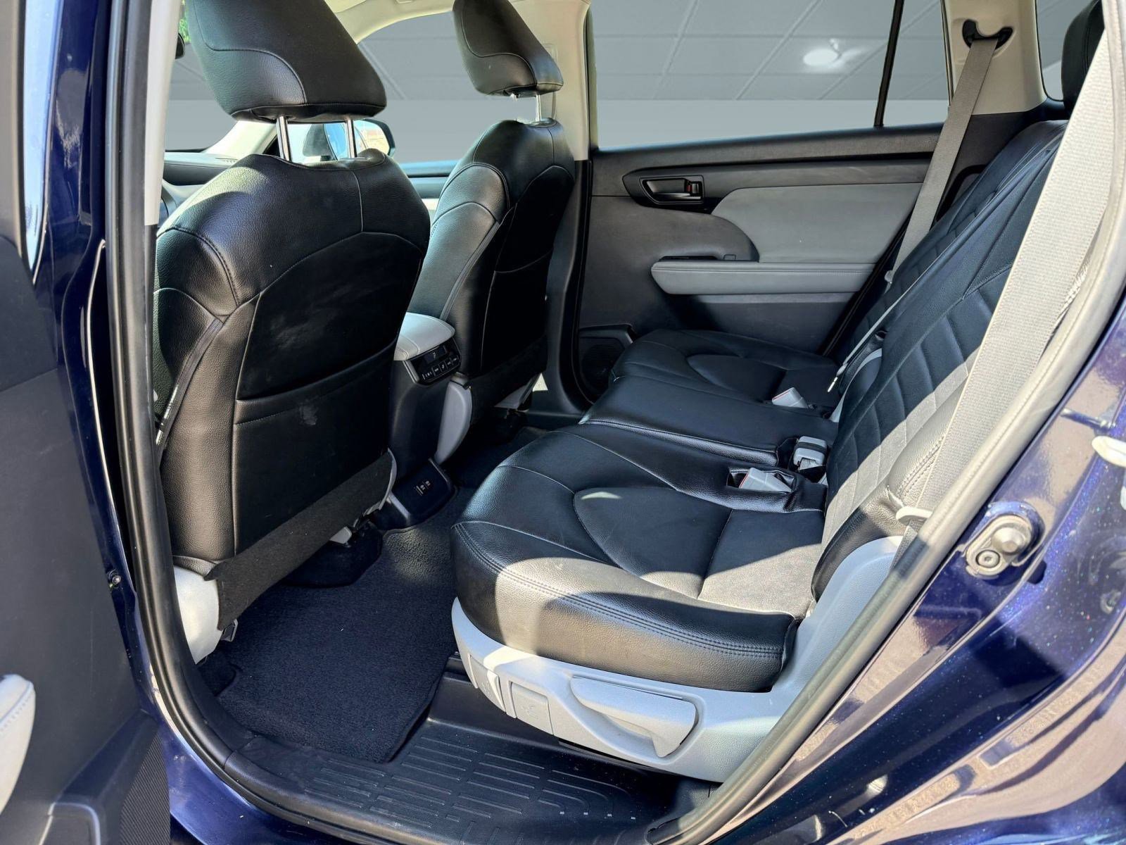 2020 Toyota Highlander LE photo 12