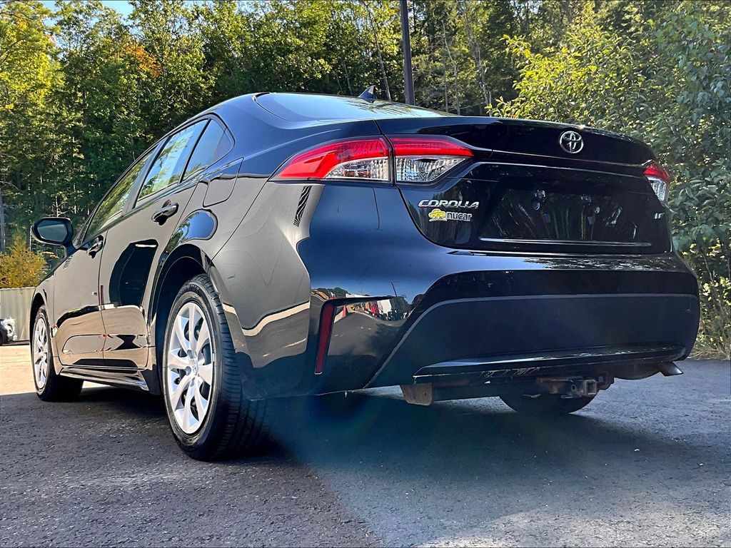 2021 Toyota Corolla LE photo 6