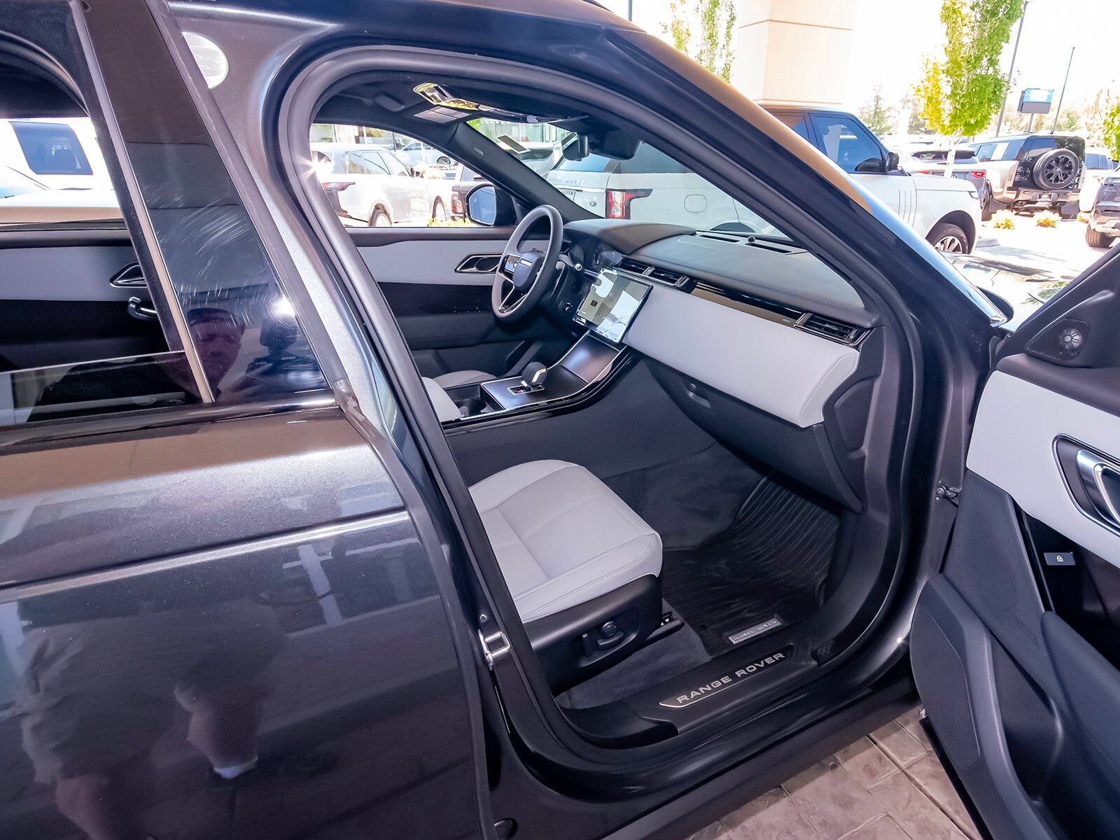 2026 Land Rover Range Rover Velar SE photo 36