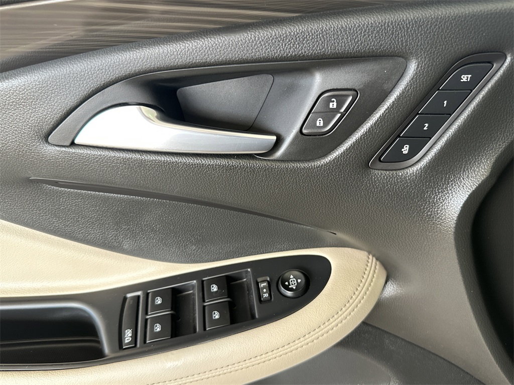 2020 Buick Envision Essence photo 3