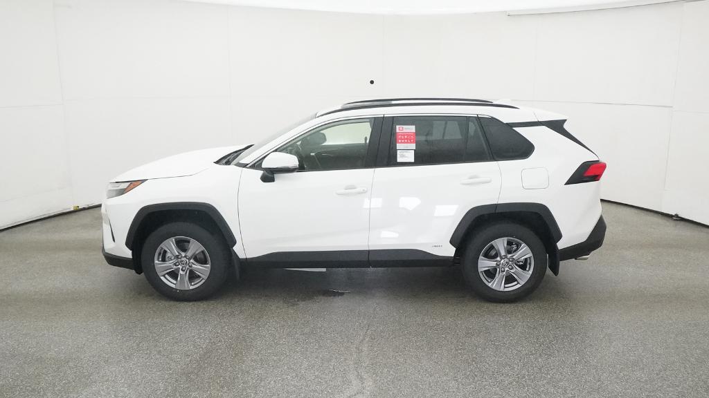 2025 Toyota RAV4 Hybrid XLE photo 5