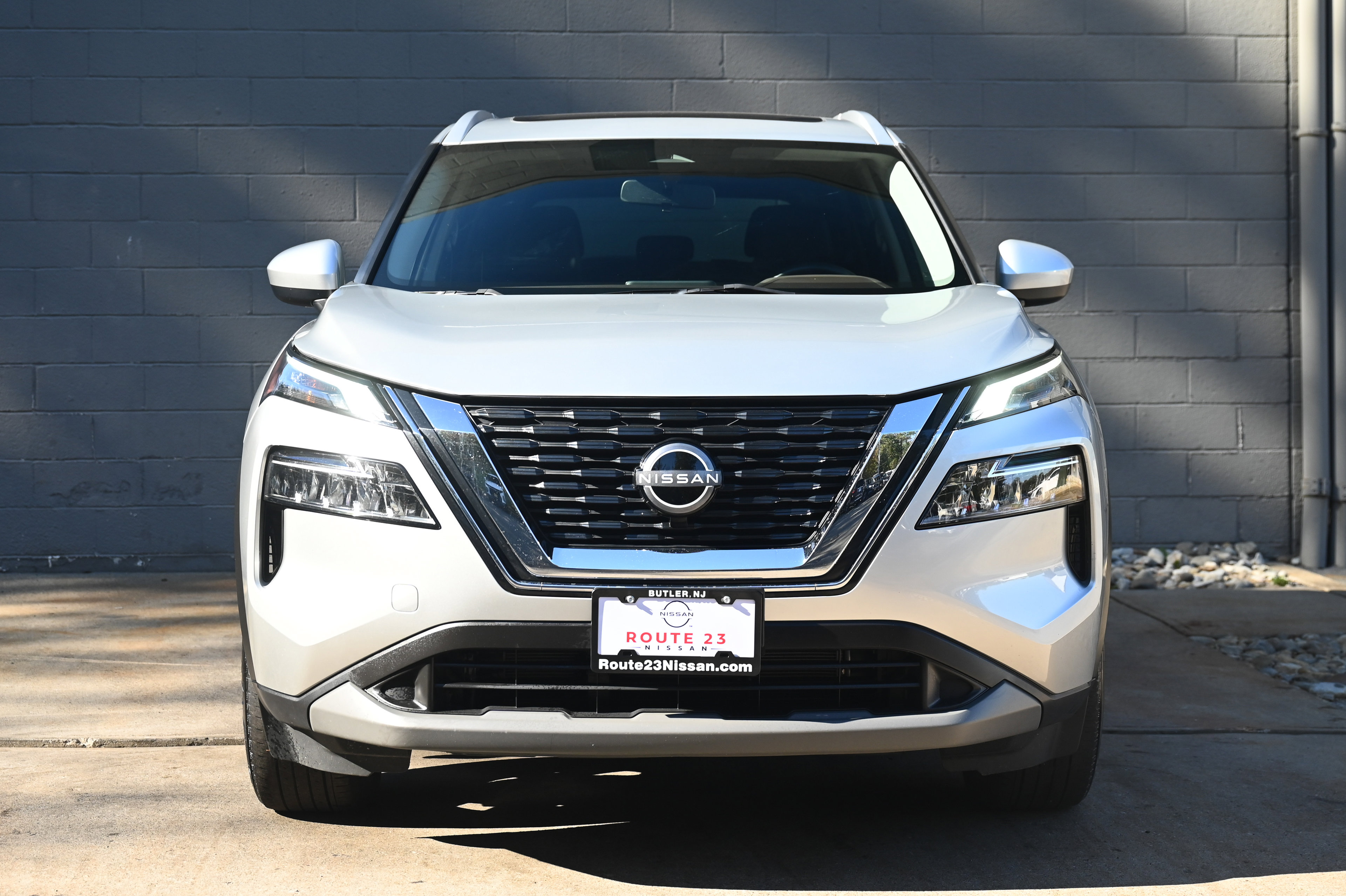 2023 Nissan Rogue SV photo 2