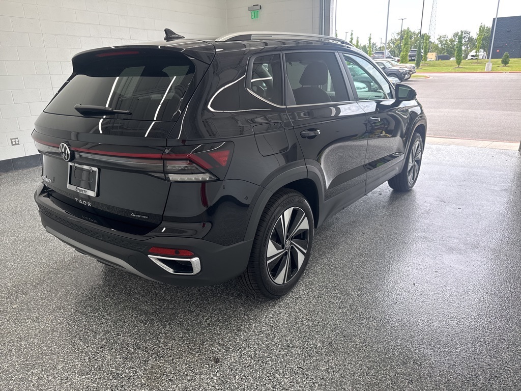 2025 Volkswagen Taos SE photo 4