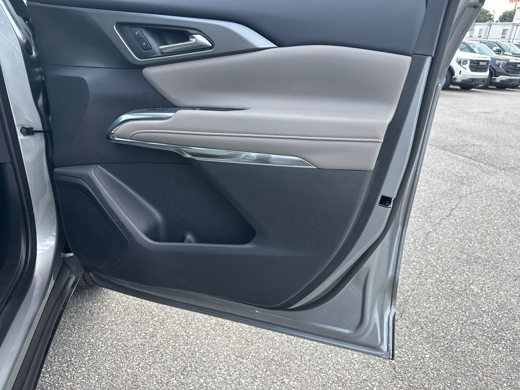 2025 Chevrolet Traverse photo 13