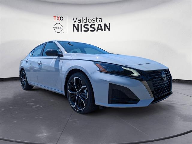 2025 Nissan Altima SR's photo