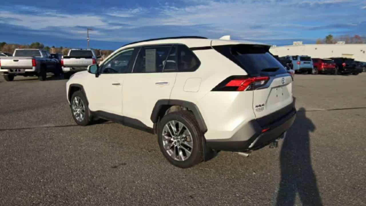 2020 Toyota RAV4 Limited photo 4