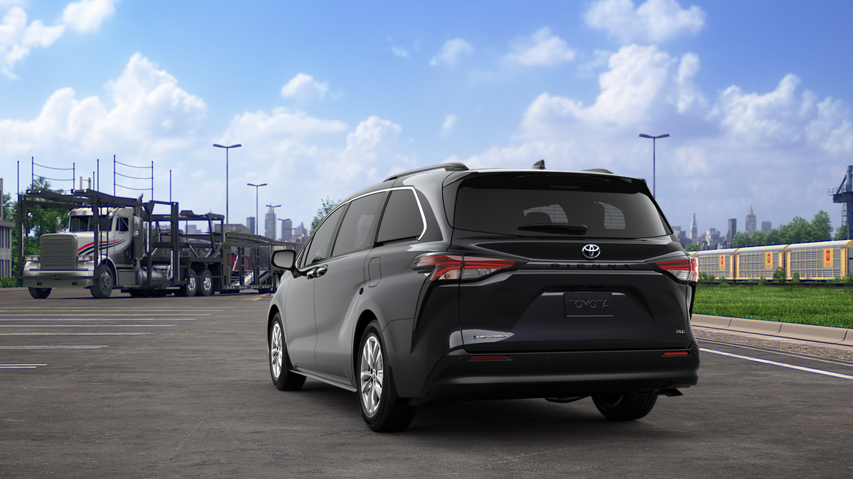 2025 Toyota Sienna XLE photo 7