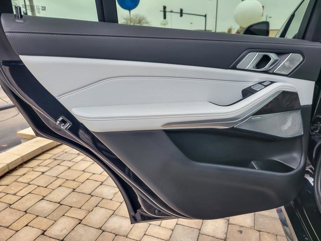 2023 BMW X7 - Image 26