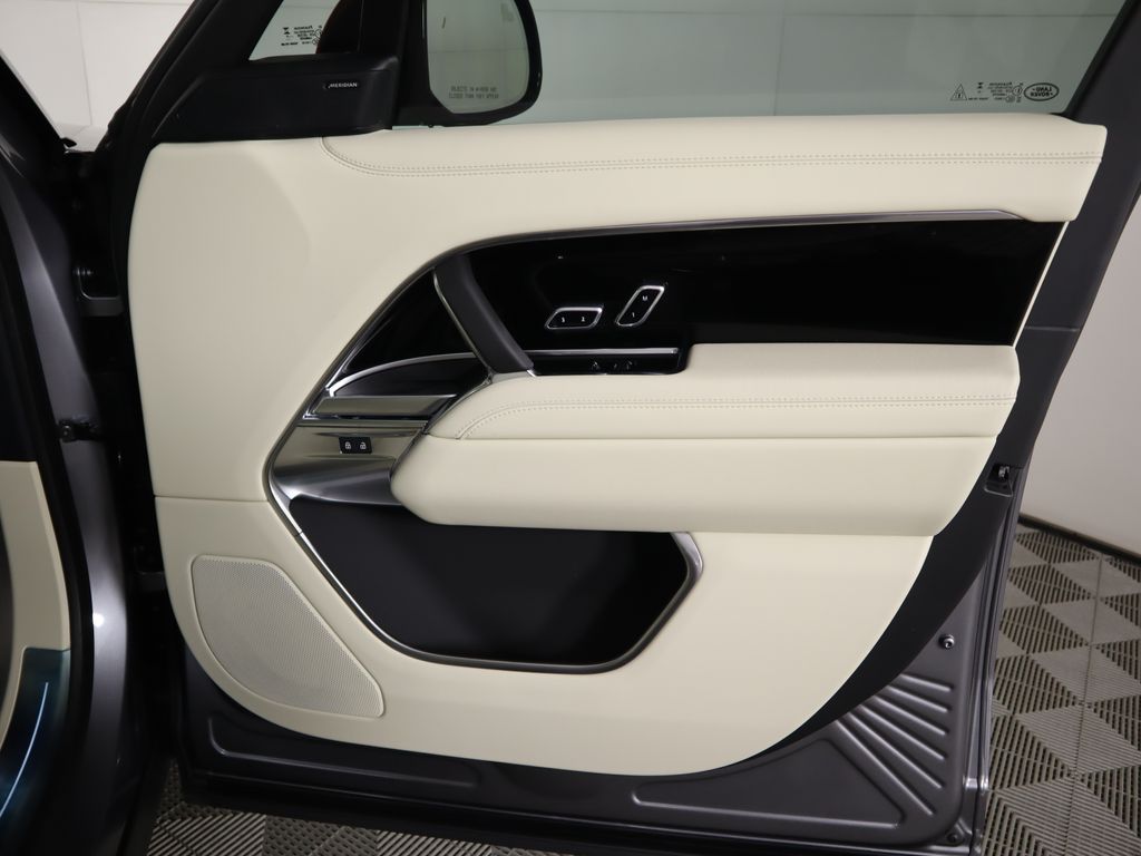 2025 Land Rover Range Rover SE photo 23