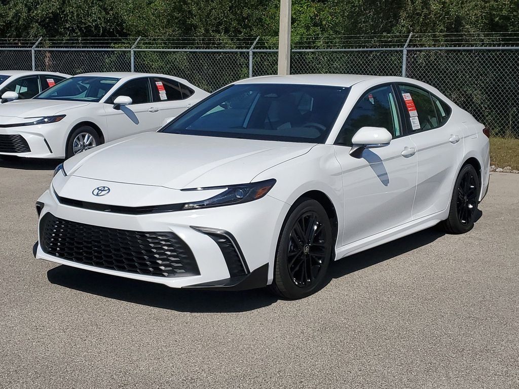 2025 Toyota Camry SE's photo