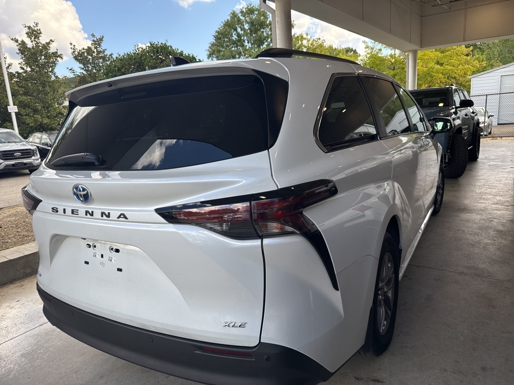 2025 Toyota Sienna XLE photo 3