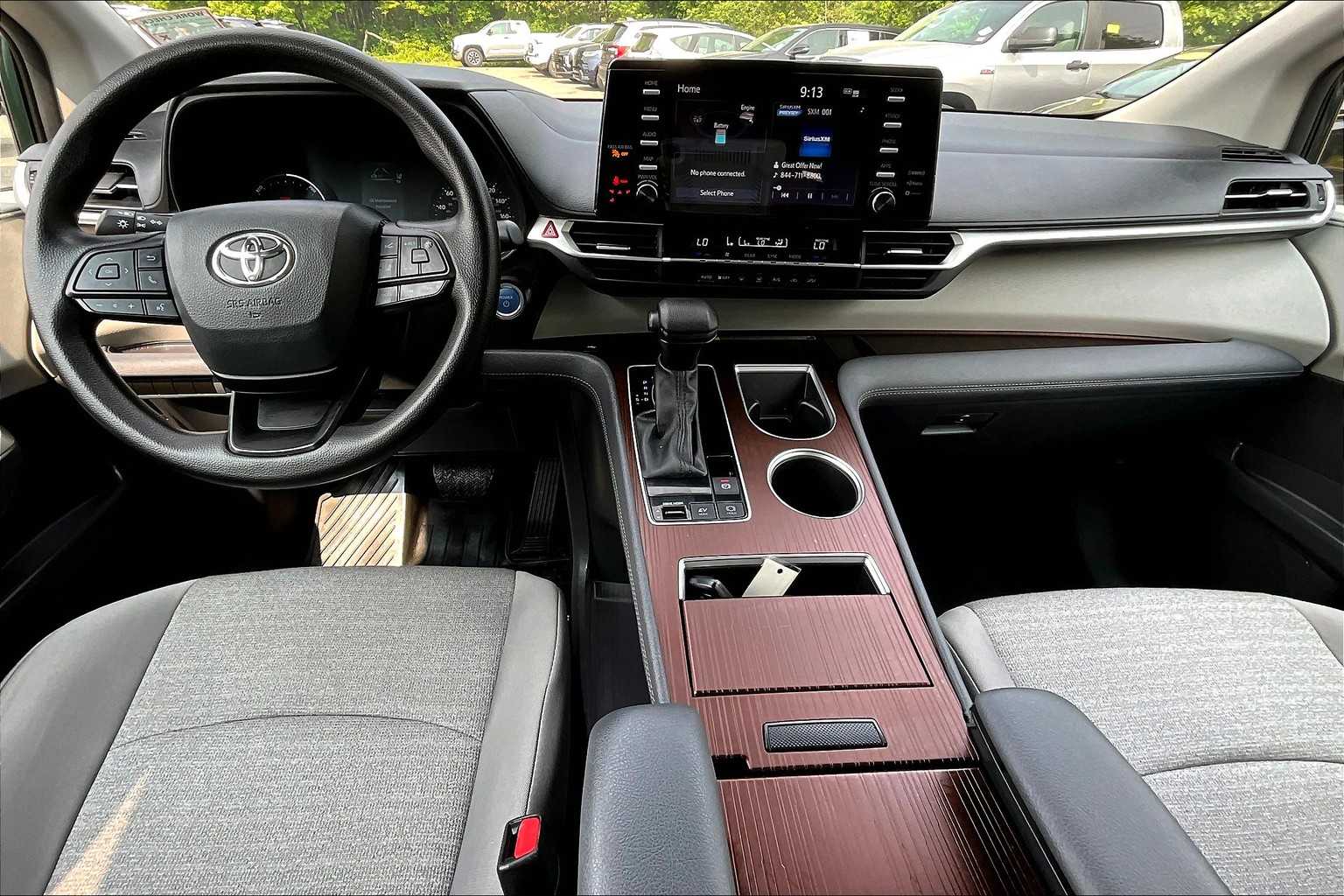 2024 Toyota Sienna LE photo 14