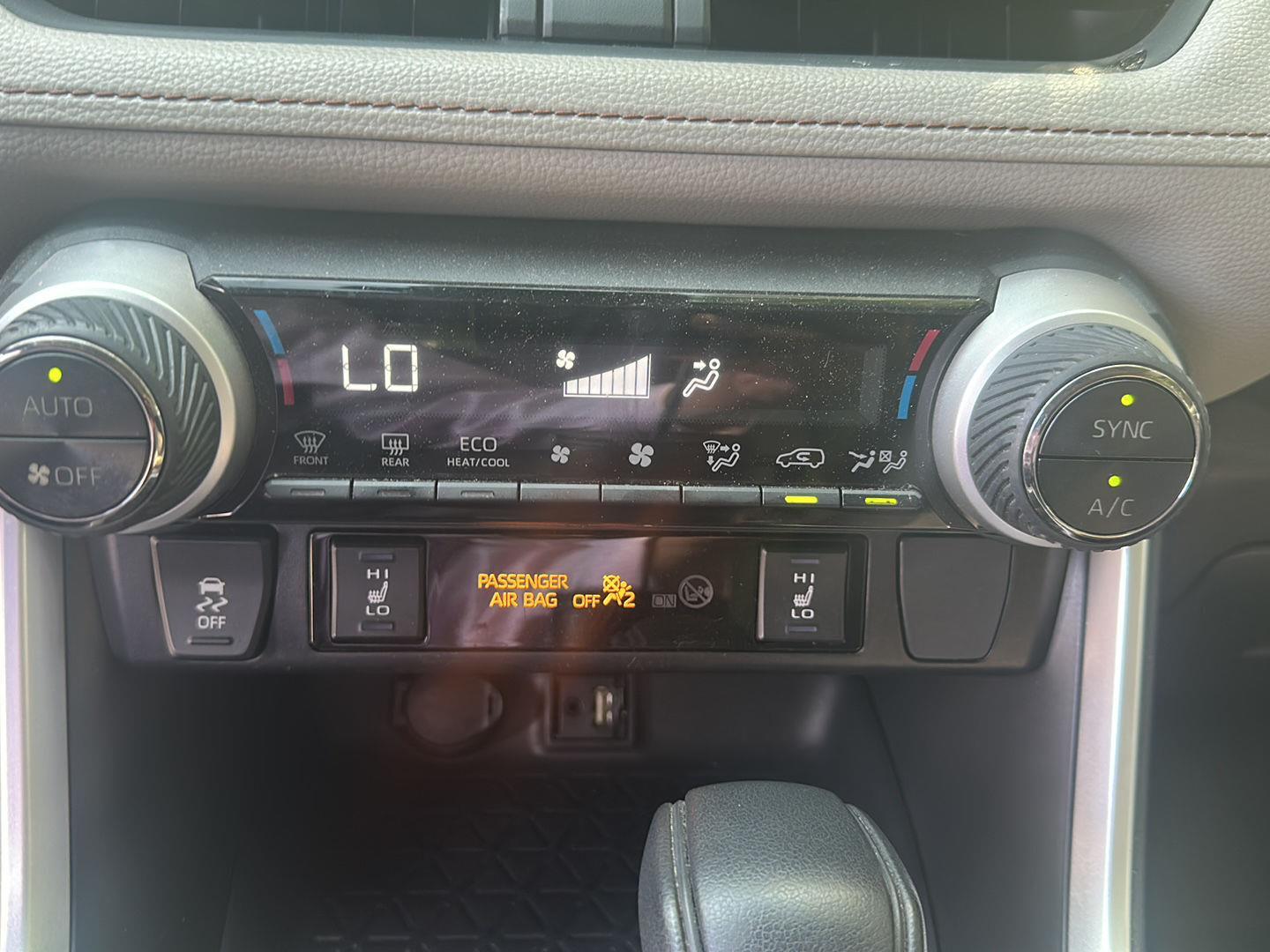 2019 Toyota RAV4 XLE photo 3