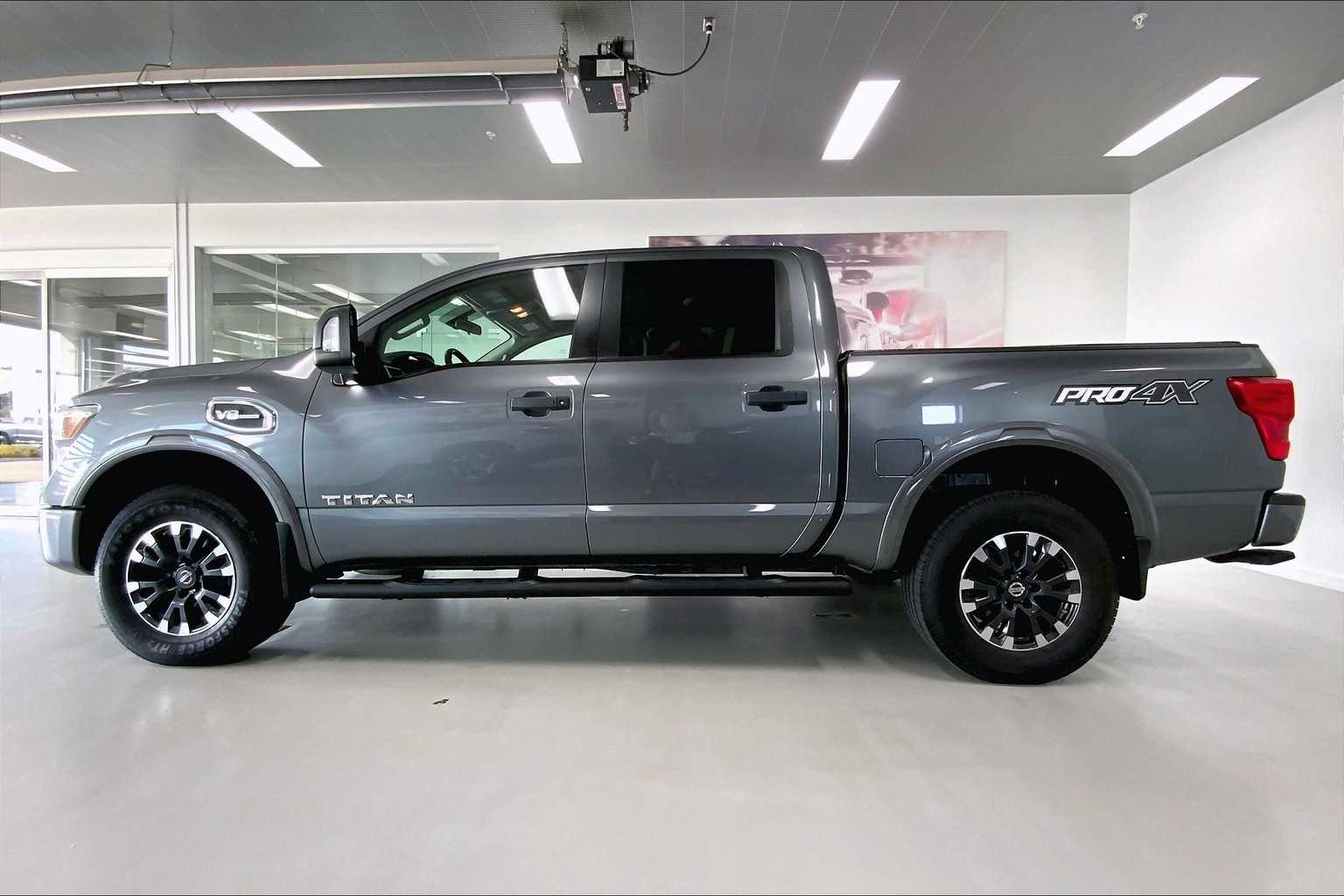 2017 Nissan Titan PRO-4X photo 3
