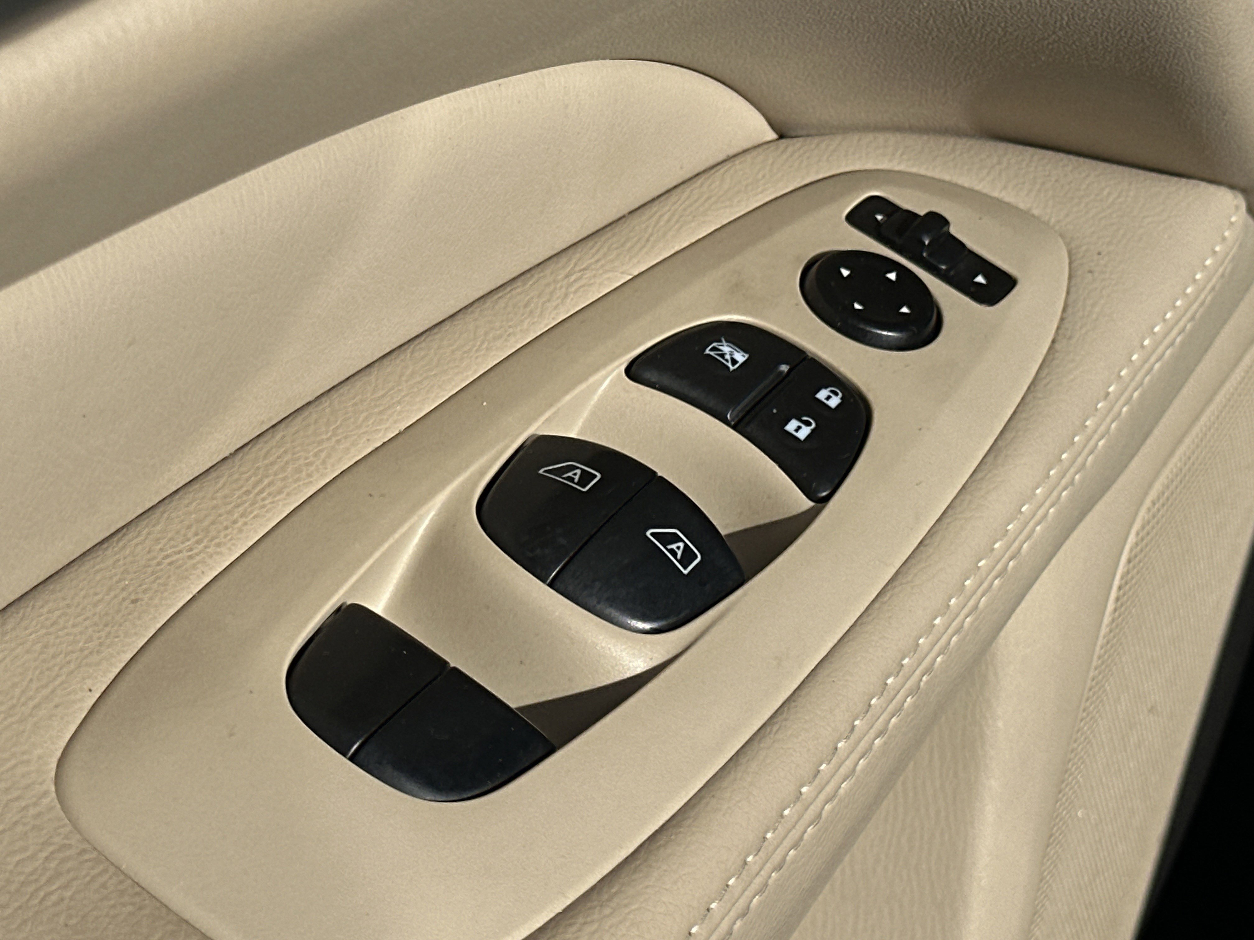 2014 Nissan Pathfinder SL photo 4