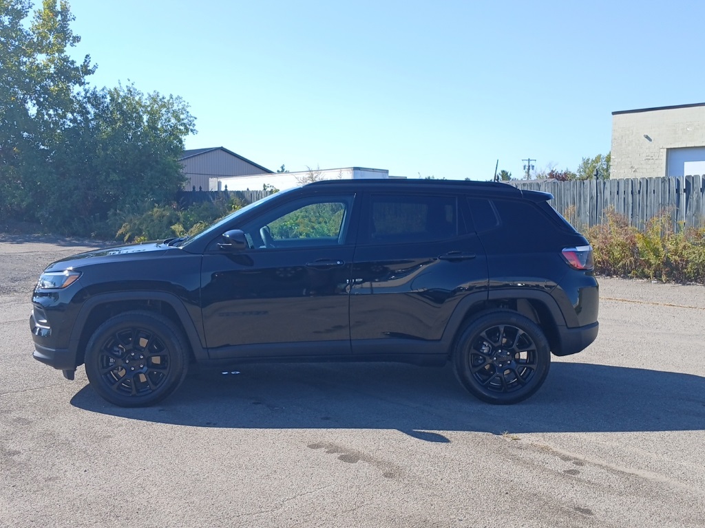 2023 Jeep Compass North Edition Latitude photo 3