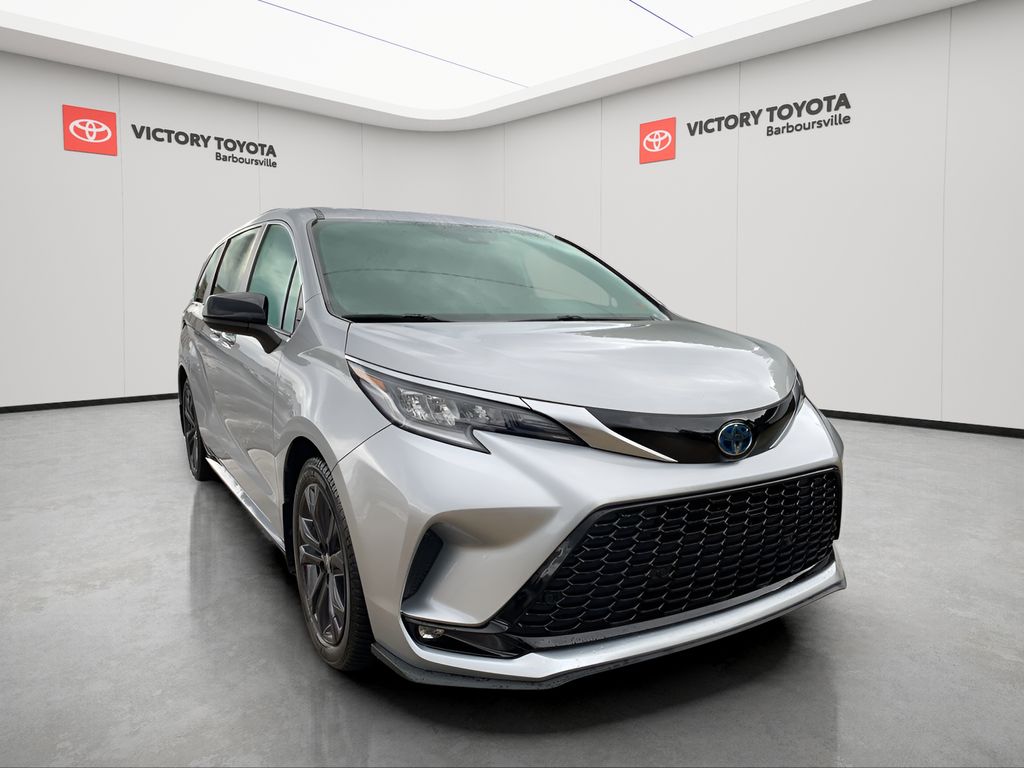 2023 Toyota Sienna XSE's photo