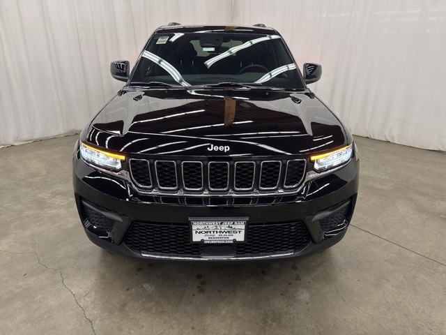2025 Jeep Grand Cherokee Laredo Altitude photo 2