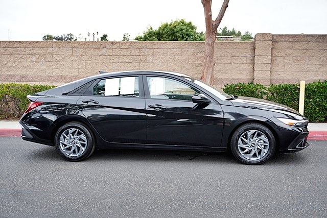 2024 Hyundai Elantra SEL photo 6