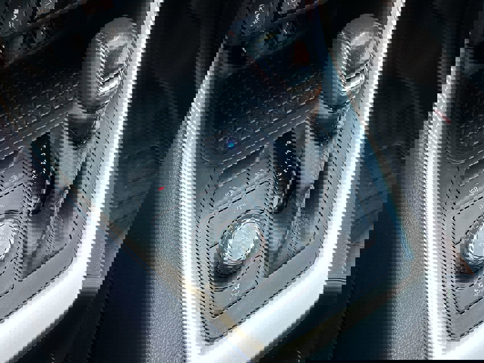 2022 Toyota RAV4 Hybrid XSE photo 18