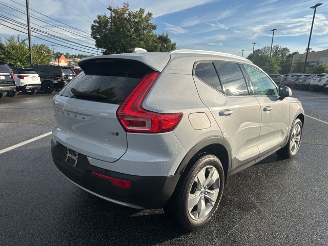 2022 Volvo XC40 Momentum T5 AWD photo 3