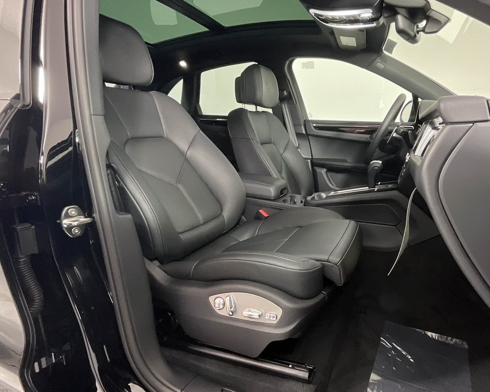 2026 Porsche Macan T photo 23