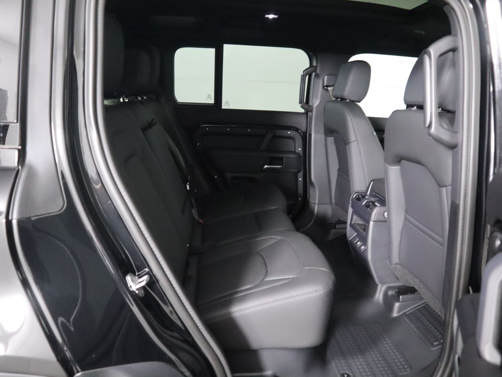 2025 Land Rover Defender 110 S photo 21
