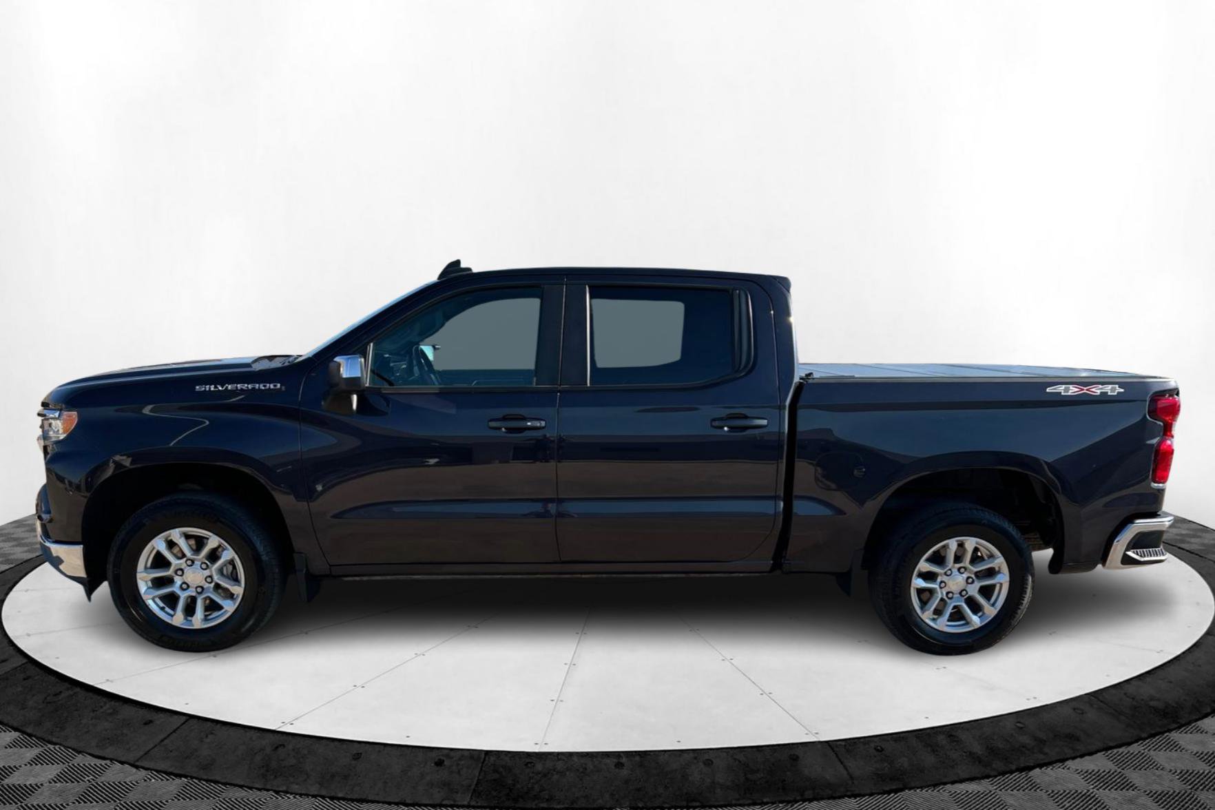 2022 Chevrolet Silverado 1500 LT photo 2