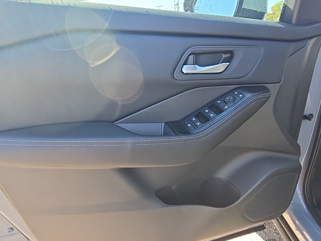 2026 Nissan Rogue SV photo 11