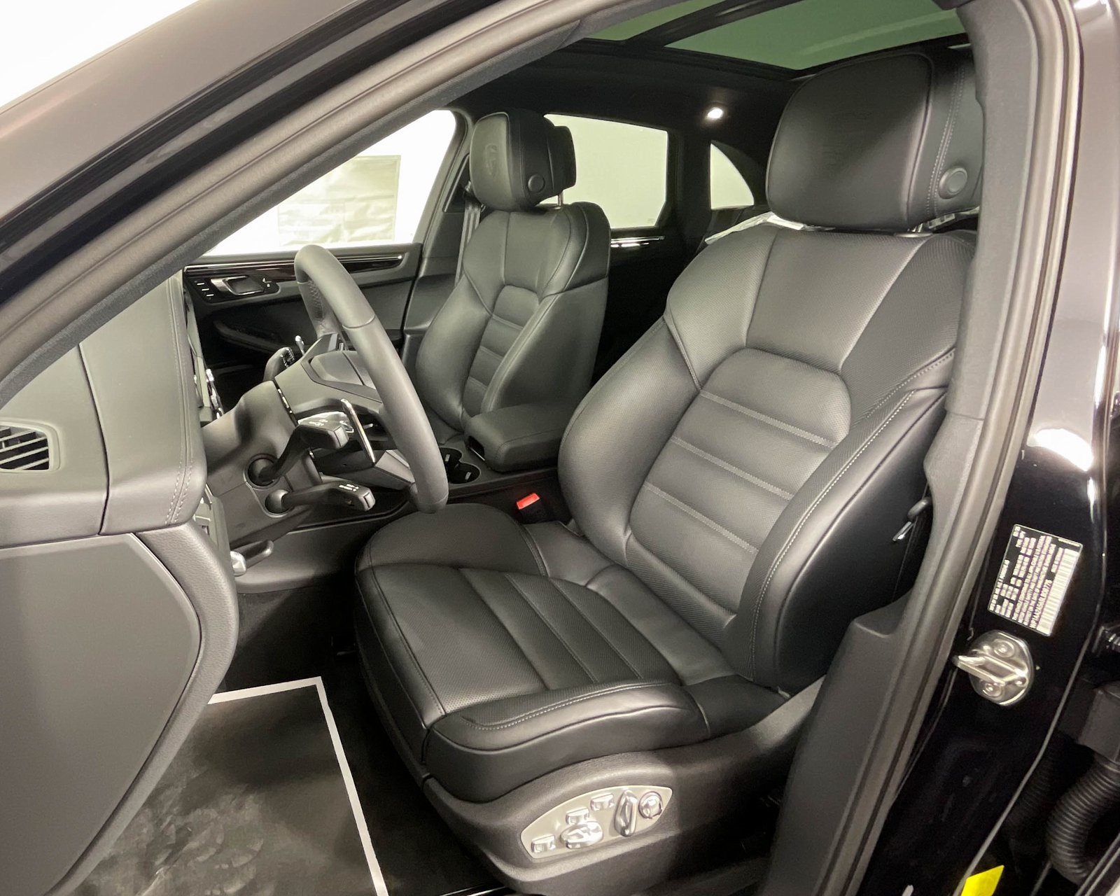 2025 Porsche Macan T photo 5