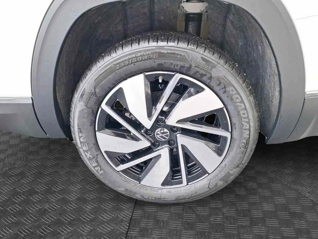 2025 Volkswagen Atlas SEL photo 13