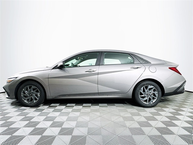 2024 Hyundai Elantra SEL photo 3