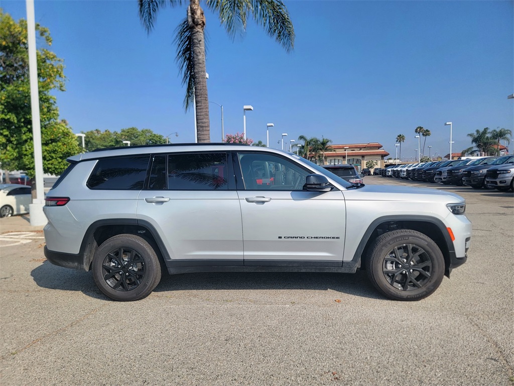 2025 Jeep Grand Cherokee Altitude photo 2