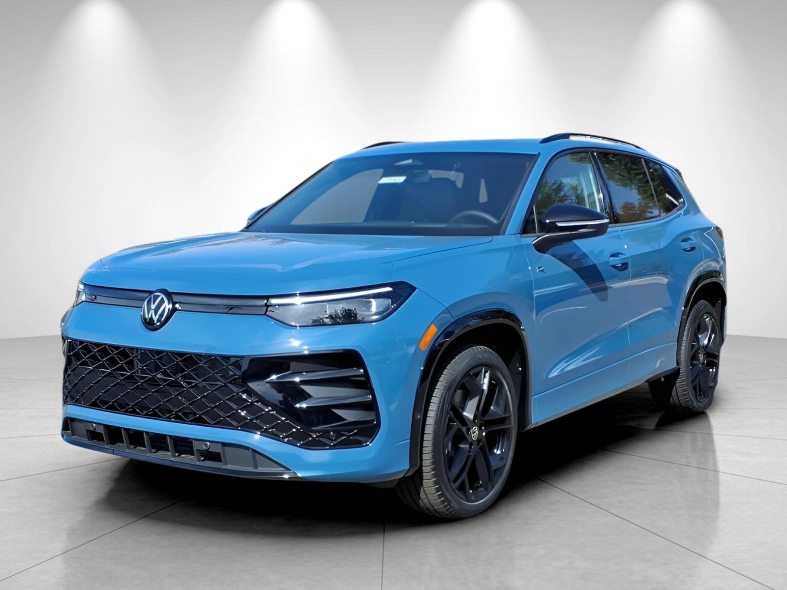 2025 Volkswagen Tiguan SE R-LINE BLACK's photo