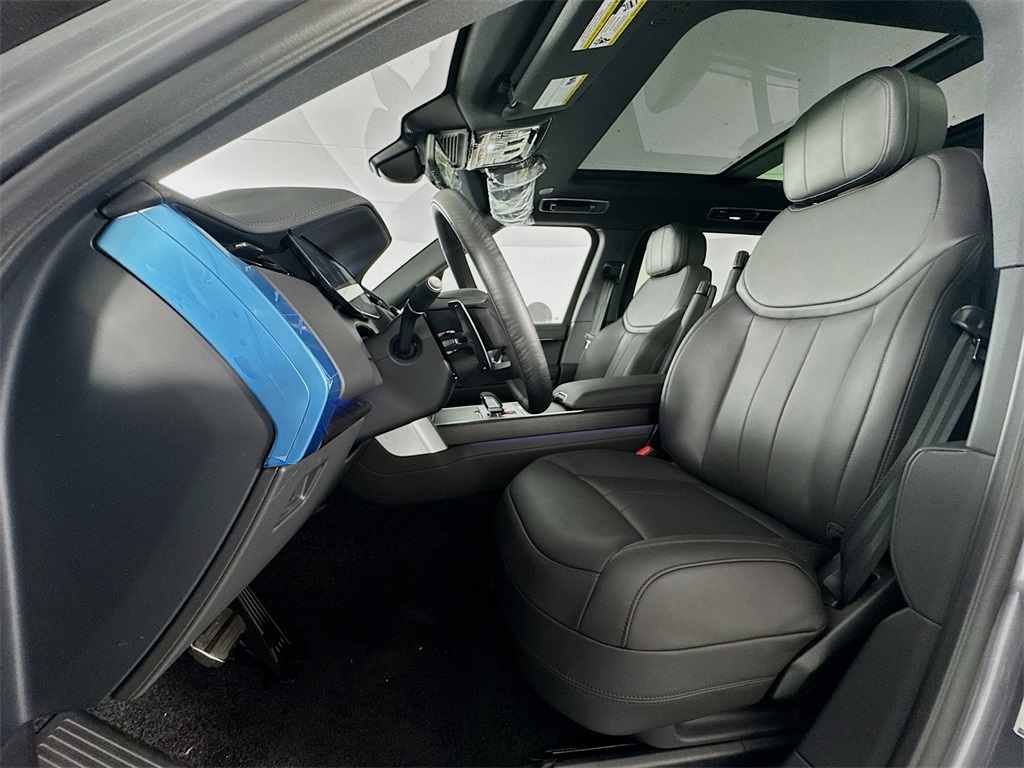 2025 Land Rover Range Rover SE photo 15