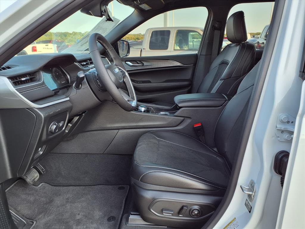 2025 Jeep Grand Cherokee Altitude photo 13