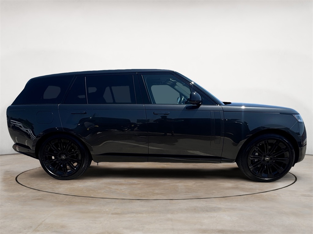 2025 Land Rover Range Rover SE photo 5