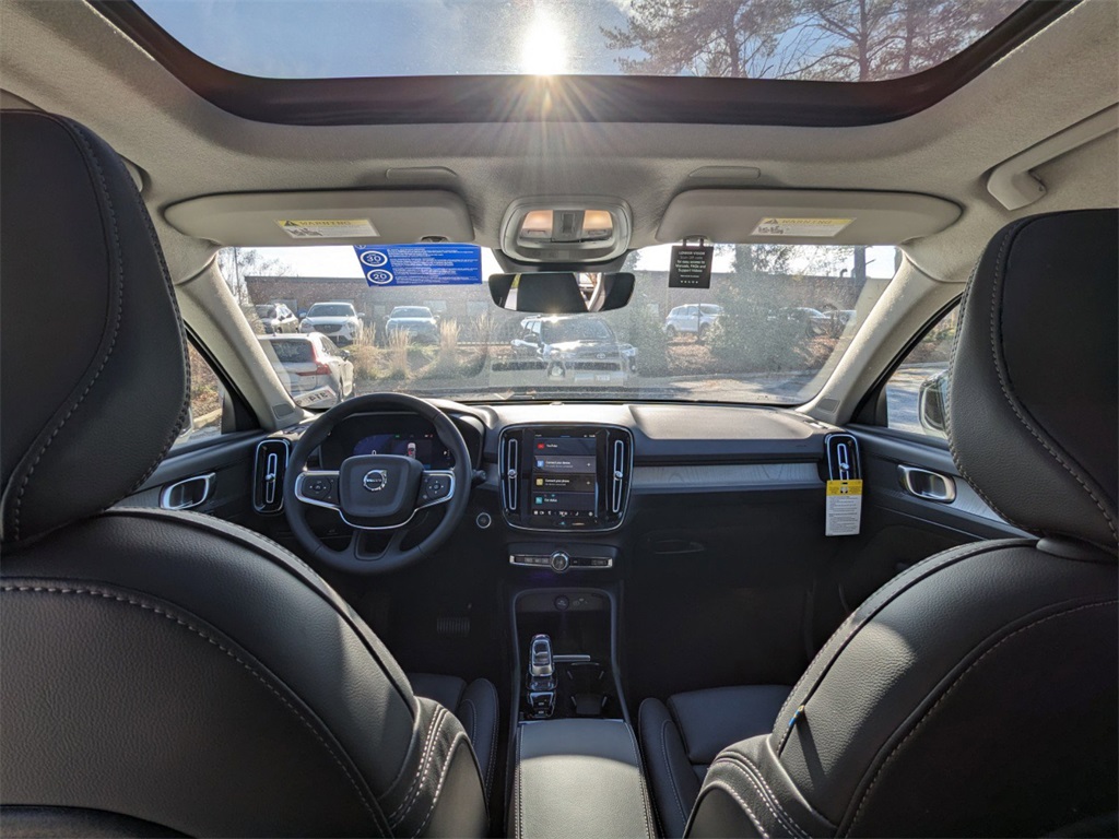 2025 Volvo XC40 Plus photo 8