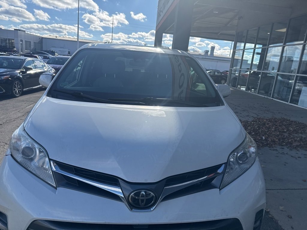 2020 Toyota Sienna XLE Premium photo 3