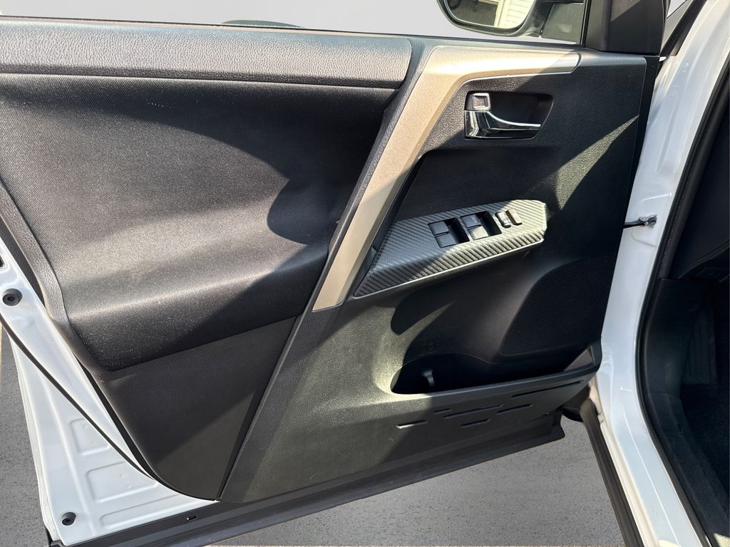 2015 Toyota RAV4 XLE photo 21
