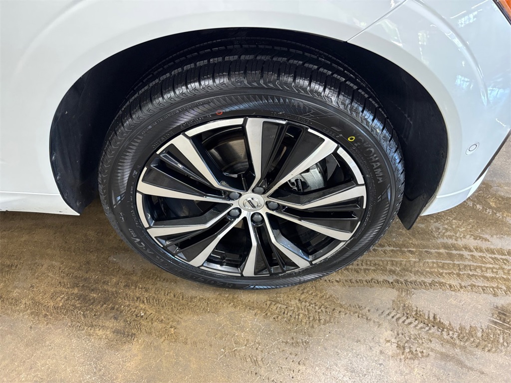 2023 Volvo XC60 B5 Plus photo 32