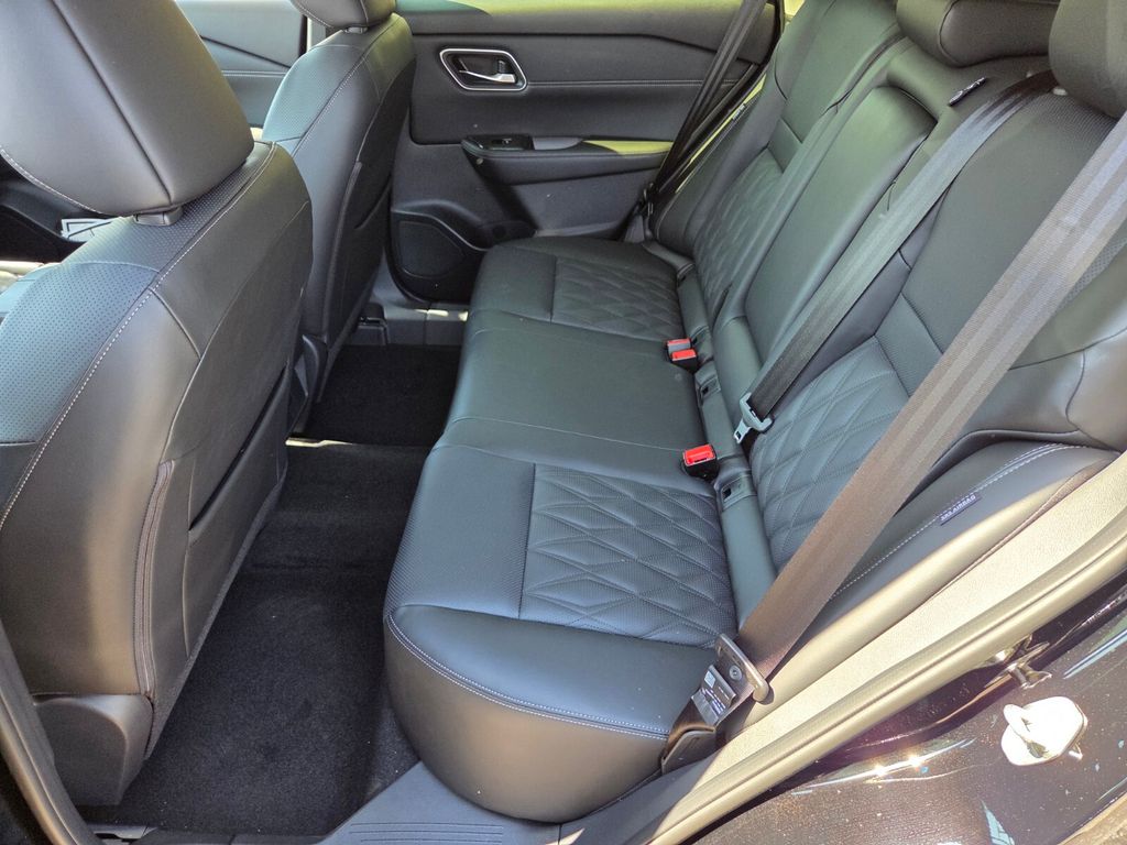 2025 Nissan Rogue Platinum photo 8