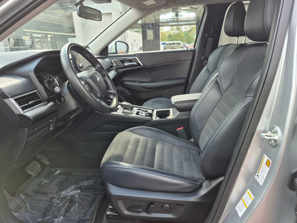 2024 Mitsubishi Outlander SE Black Edition photo 2